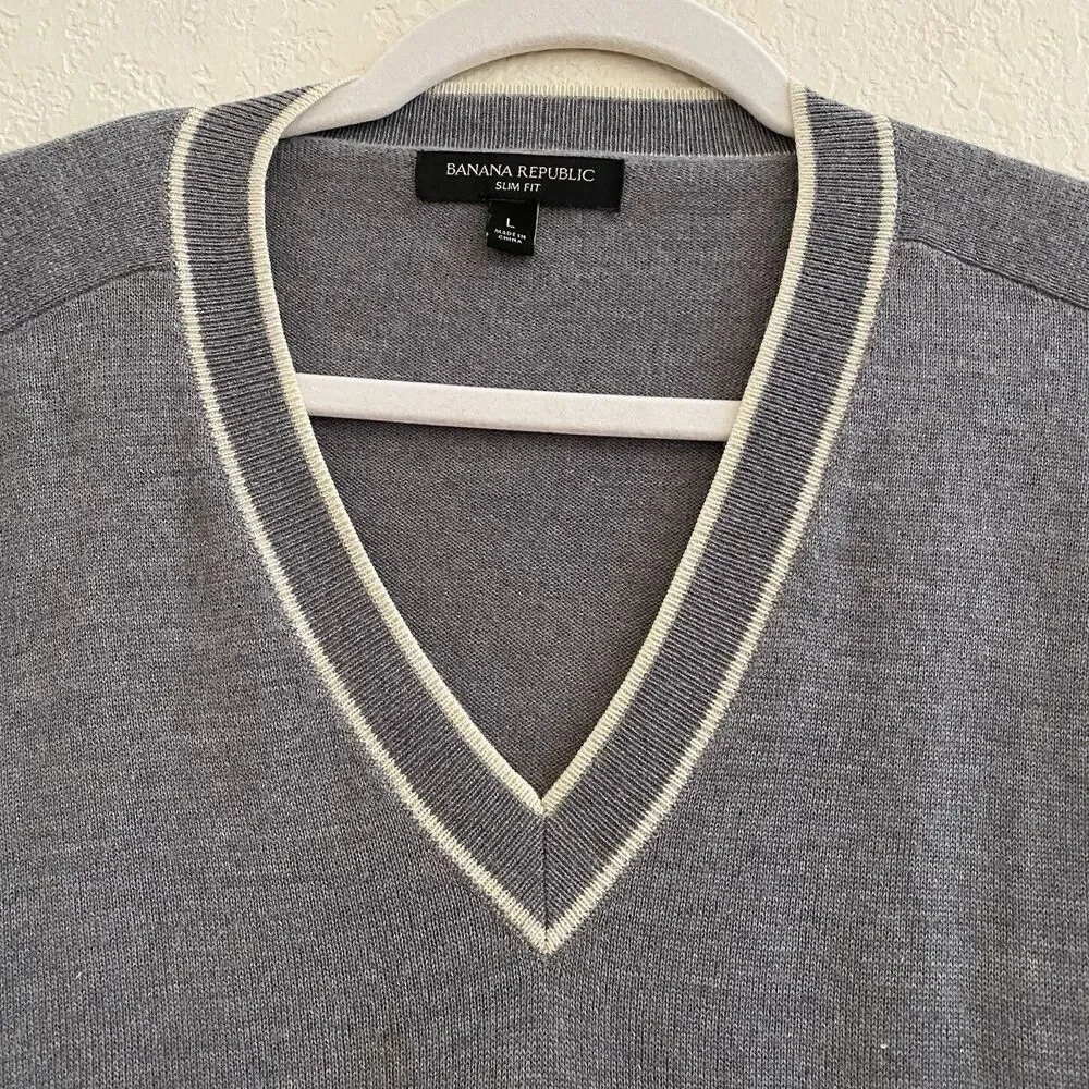 Banana Republic Men’s V-neck Slim Fit Merino Wool Gray Sweater‎ Large